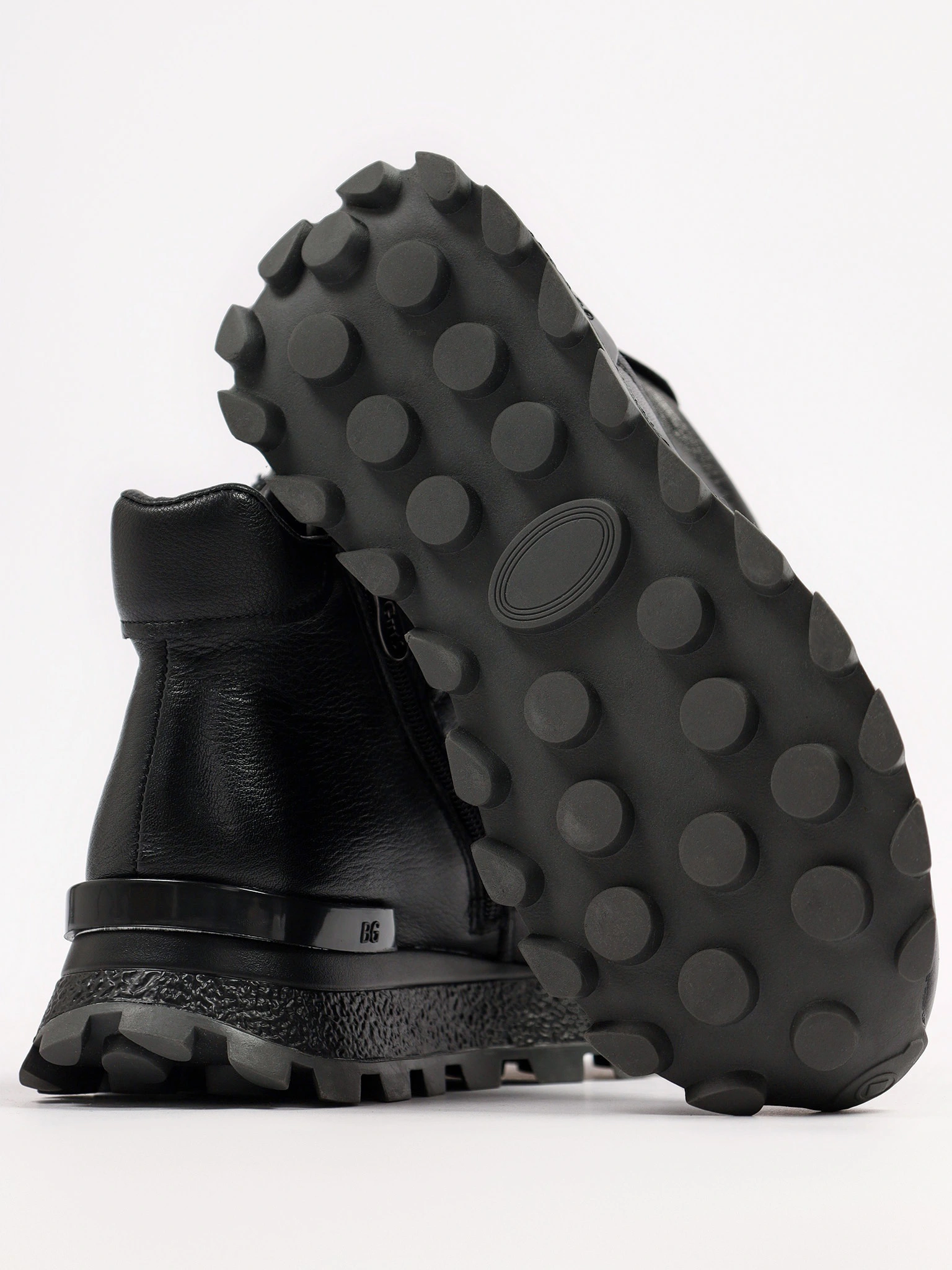 Кроссовки черного цвета на средней рельефной подошве